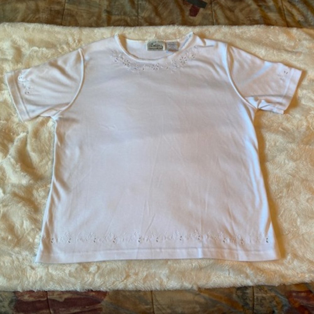 - Tradition Country Collection by Sears Ladies White T-shirt Size XL